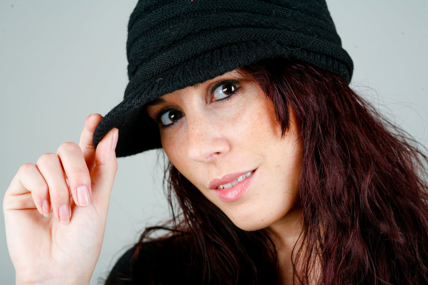 DC-W-444-Flotte Strickmütze mit eingearbeitetem Schirm im Mustermix.