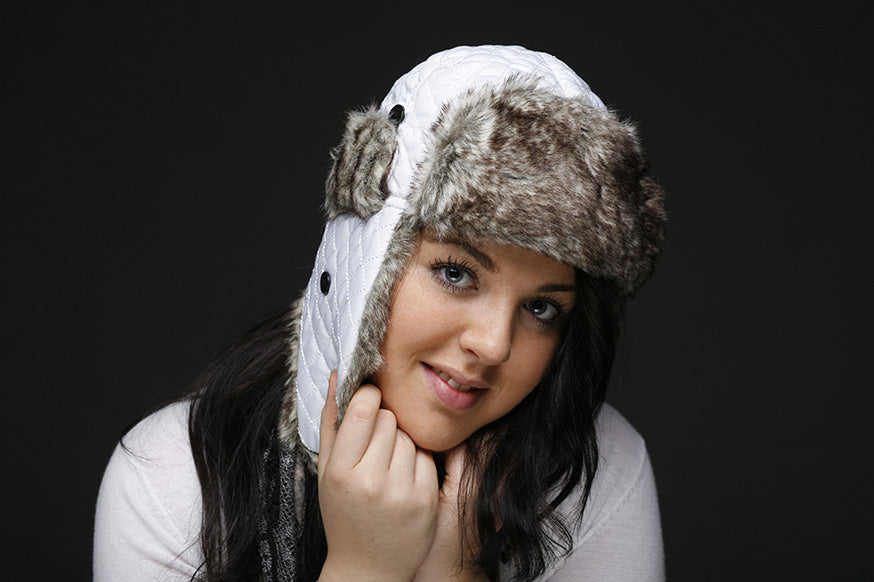 DC-W-459-rendy Mütze in Weiß mit Zierösen und Verschluß am Hals.