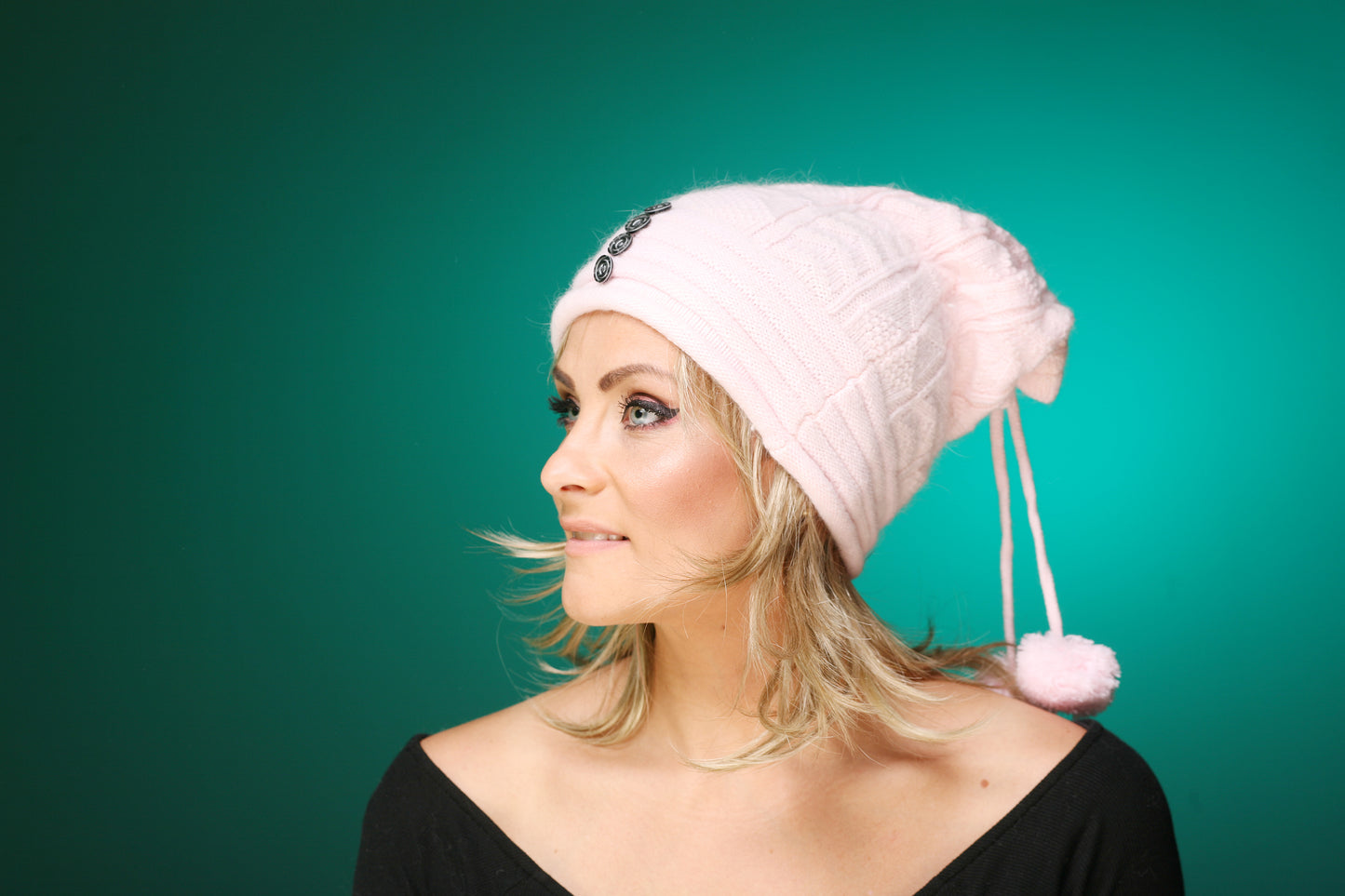 DC-W-435-Schicke Strickmütze im Mustermix mit zwei Bommeln und vier Zierknöpfen.