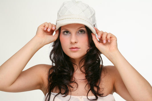 DC-W-419- Strickmütze mit Rautenmuster und eingearbeitetem Schirm