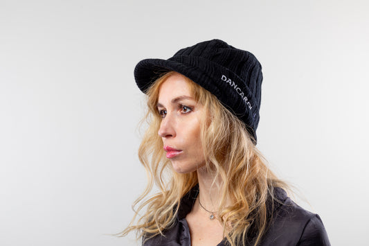 DC-M-410-Schwarze Strickmütze mit eingearbeitetem Schirm und seitlicher Stickerei ''DANCAROL'.
