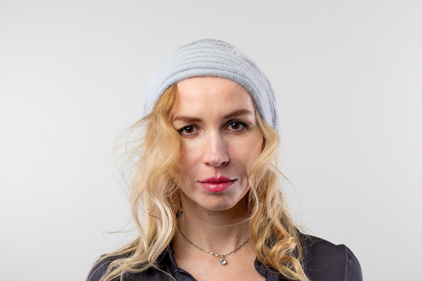 DC-W-403-C2 Grau-Modische Mütze, die durch den Angorawollanteil