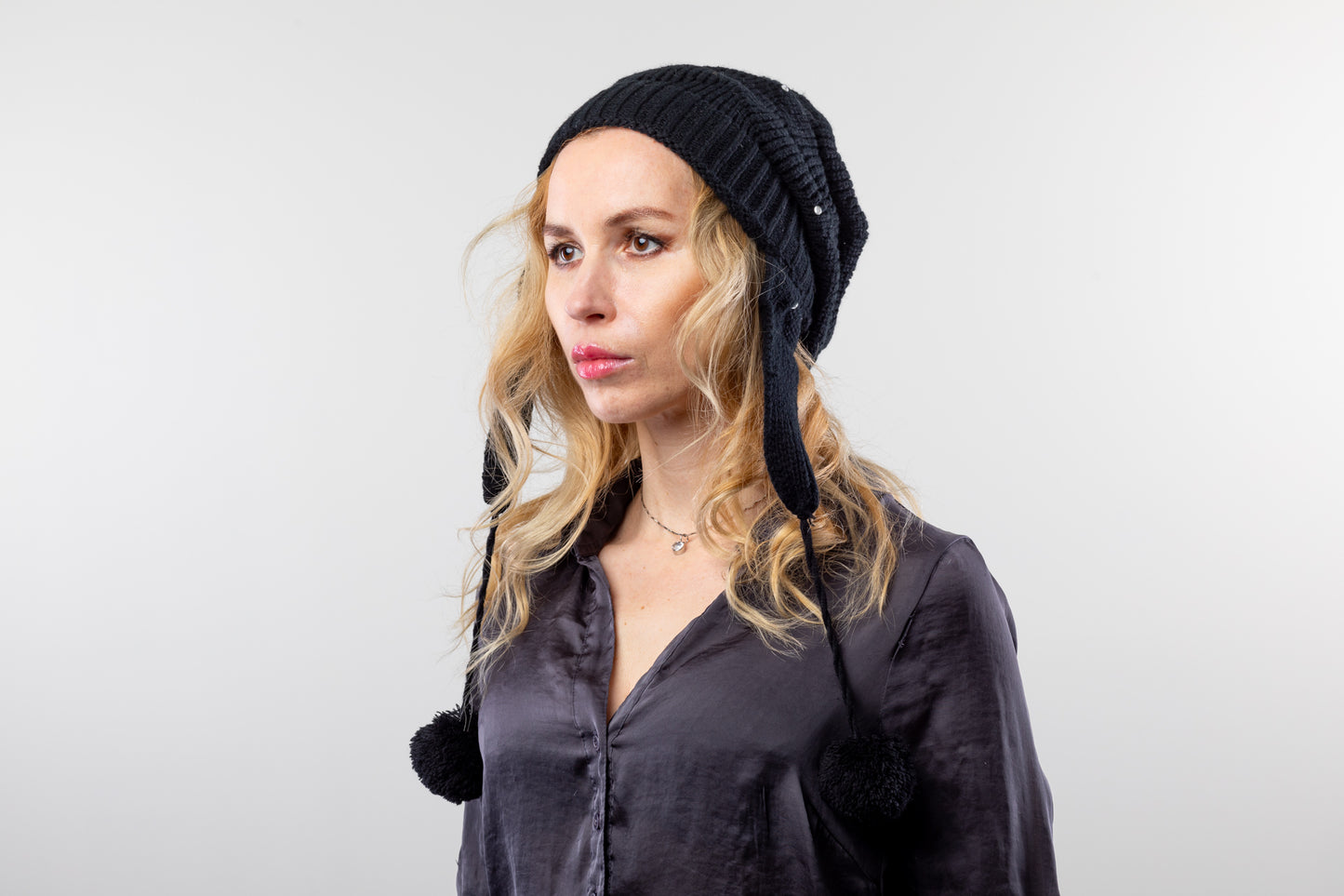 DC-W-500-S-Trendige Strickmütze, in schwarz mit Bommel.