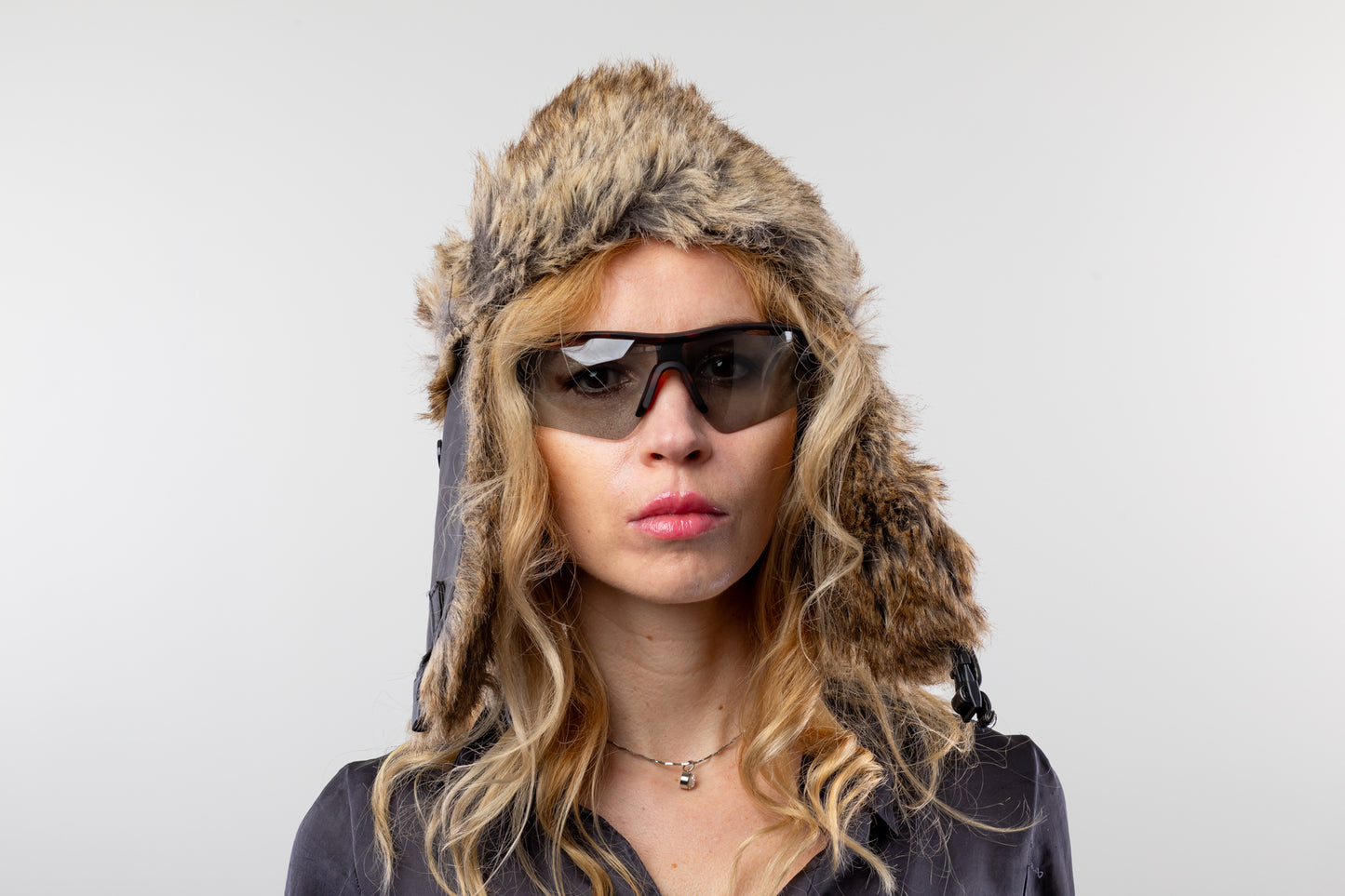 DC-W-459-rendy Mütze in Beige mit Zierösen und Verschluß am Hals.