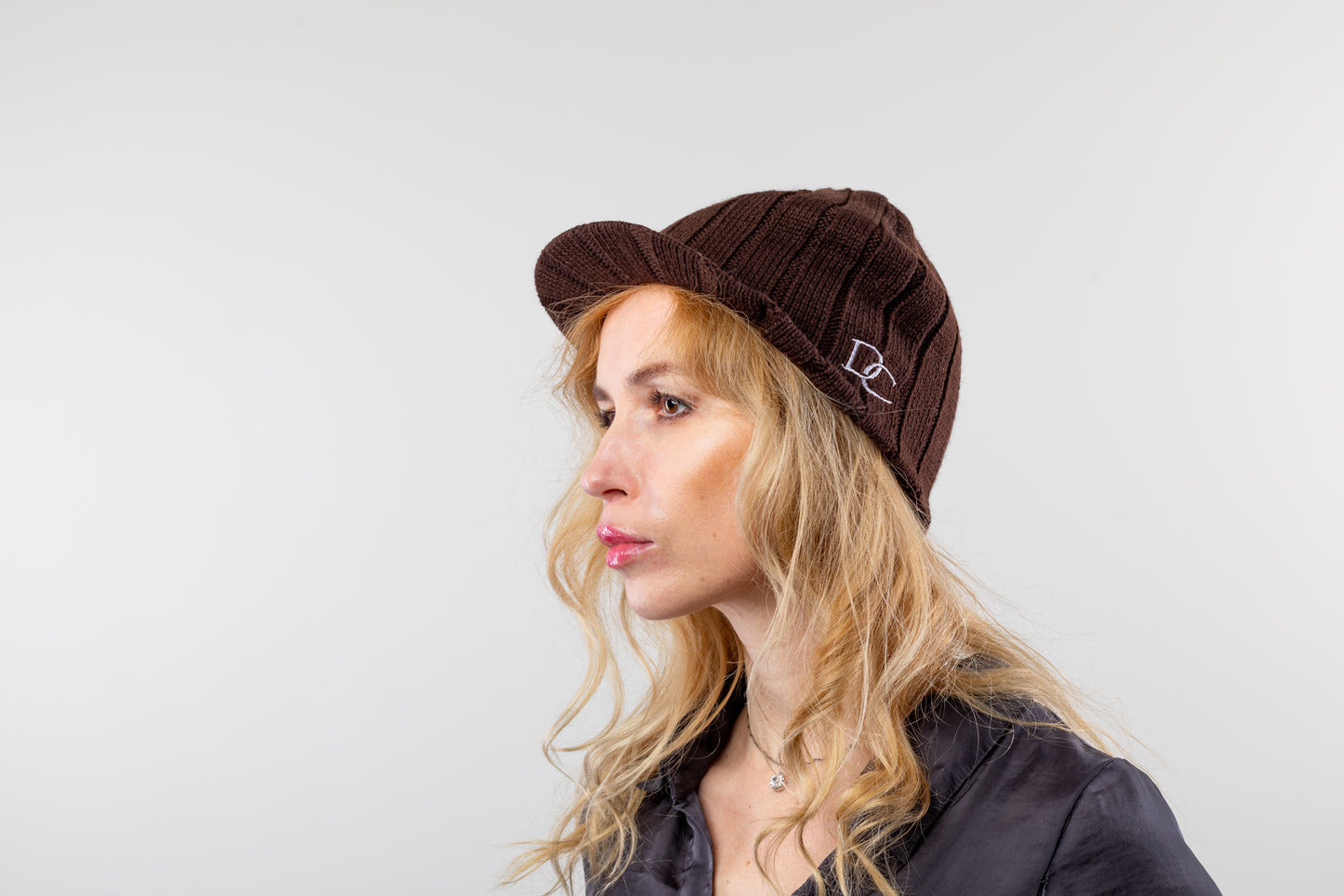 DC-W-440-Jugendliche Strickmütze in Schwarz mit eingearbeitetem Schirm