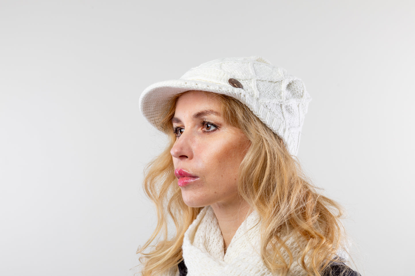 DC-W-419- Strickmütze mit Rautenmuster und eingearbeitetem Schirm