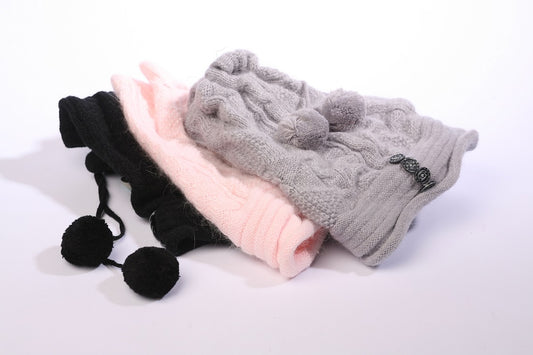 DC-W-436-Schicke Strickmütze im Mustermix mit zwei Bommeln und vier Zierknöpfen.