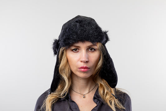 DC-W-465-Trendy Mütze in Schwarz mit Ohrenklappen und Verschluß am Hals