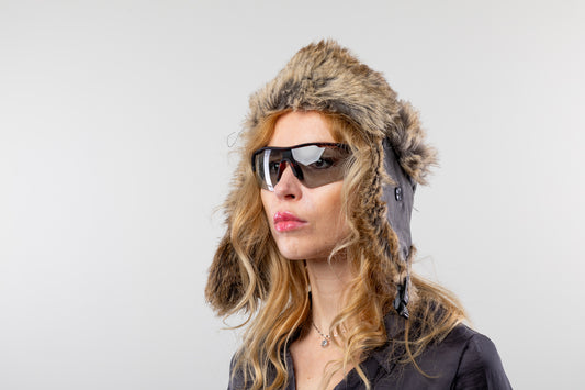 DC-W-459-rendy Mütze in Beige mit Zierösen und Verschluß am Hals.