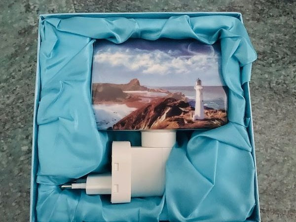 Steckdosenlampe aus Porzellan-Leuchtturm