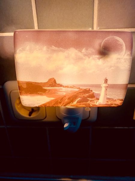 Steckdosenlampe aus Porzellan-Leuchtturm