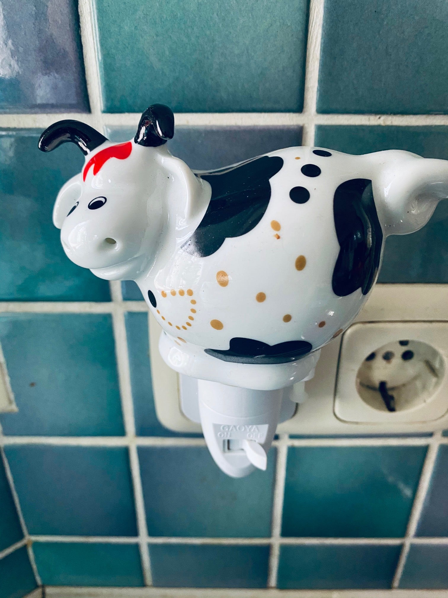 DC-Steckdosenlampe aus Porzellan-Kuh