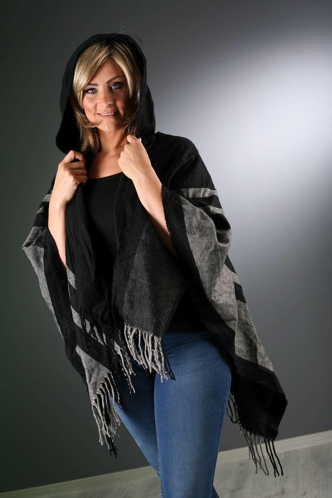PONCHO-Schwarz-Grau-mit Kapuze